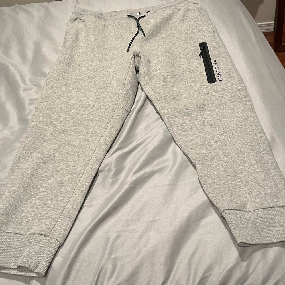 ZYIA Active USA Men's Gray Jogger Pants​